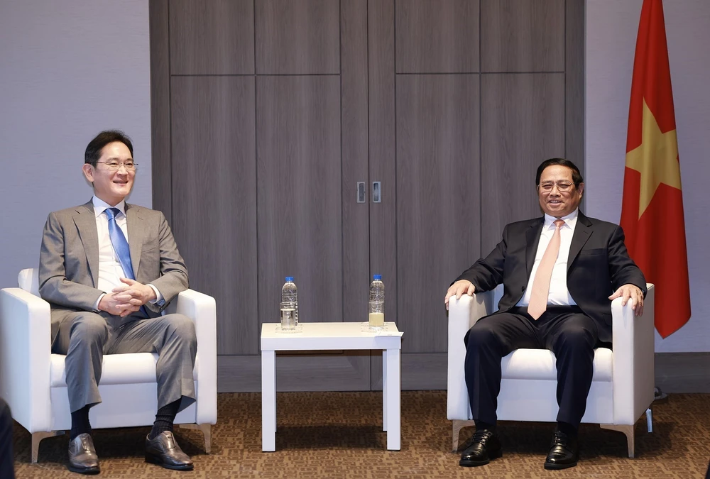 Le Premier ministre Pham Minh Chinh (droite) a reçu le 2 juillet à Séoul Lee Jae Yong, président du groupe Samsung. Photo : VNA
