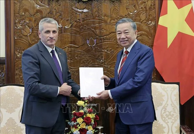 Le président To Lam (droite) a reçu le 3 juillet à Hanoï l'ambassadeur de Biélorussie au Vietnam Uladzimir Baravikou. Photo : VNA
