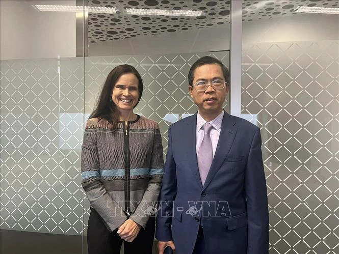 L'ambassadeur du Vietnam en Australie Pham Hung Tam et Mme Stephanie Copus Campbell, ambassadrice d'Australie pour l'égalité des sexes, au siège du ministère australien des Affaires étrangères. Photo : VNA