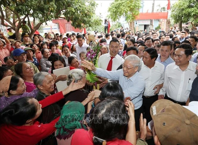 Le secrétaire général Nguyen Phu Trong avec des habitants du village de Thuong Dien, commune de Vinh Quang, district de Vinh Bao, lors de la Fête de grande union nationale de la ville de Hai Phong (15 novembre 2017). Photo : VNA