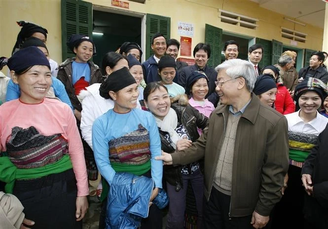 Le président de l'Assemblée nationale, Nguyen Phu Trong et des gens ethniques de la commune de Ngoc Phung, district de Thuong Xuan, province de Thanh Hoa, en janvier 2010. Photo : VNA