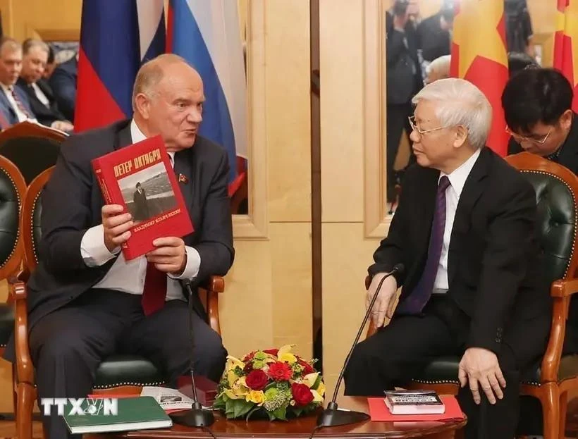 Le secrétaire général Nguyen Phu Trong (droite) a reçu le président du Parti communiste de la Fédération de Russie Gennady Ziuganov, le 8 septembre 2018 (heure locale), à ​​Moscou. Photo : VNA 