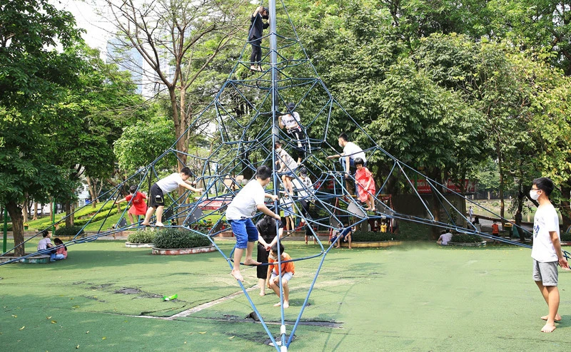 Des enfants dans le parc Cau Giay à Hanoï. Photo d'illustration : hanoimoi.vn