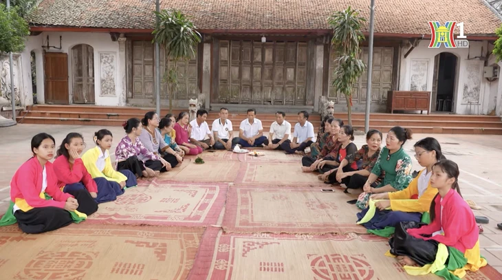 Chaque fin de semaine, les membres du club de chèo du village de Tình Lam se rassemblent avec enthousiasme dans leur maison commune. Photo: hanoionline.vn