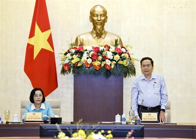 Le président de l'Assemblée nationale (AN) Tran Thanh Man travaille avec des commissions de l'AN. Photo : VNA