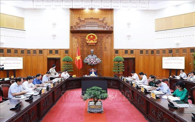 Le Premier ministre Pham Minh Chinh a présidé la première réunion pour le lancement du Comité directeur pour résumer 20 ans de mise en œuvre du modèle organisationnel du gouvernement. Photo : VNA