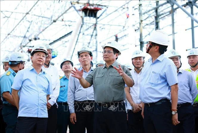 Le Premier ministre sur le chantier du terminal T3 de l'aéroport international de Tan Son Nhat à Hô Chi Minh-Ville. Photo : VNA