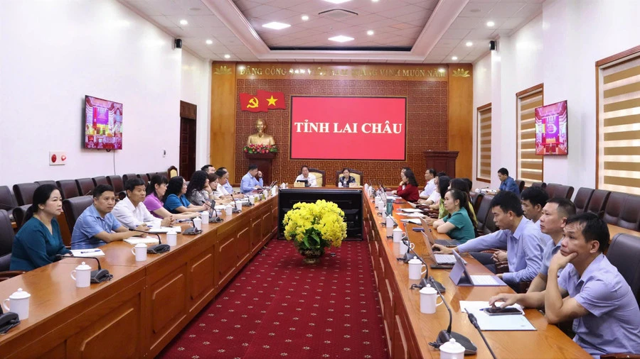 Lai Chau à la réunion de synthèse de l'année scolaire 2023-2024 et de déploiement des tâches de l'année scolaire 2024-2025, organisée par le ministère de l'Éducation et de la Formation. Photo : giaoducthoidai.vn