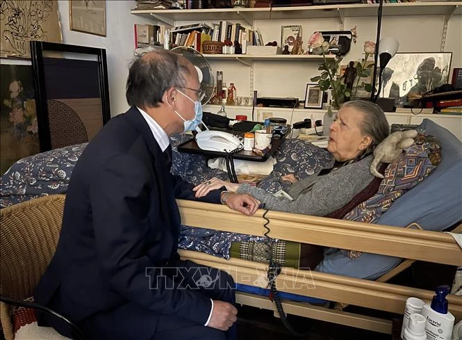 L'ambassadeur du Vietnam en France, Dinh Toan Thang, a rendu visite à Madeleine Riffaud. Photo : VNA