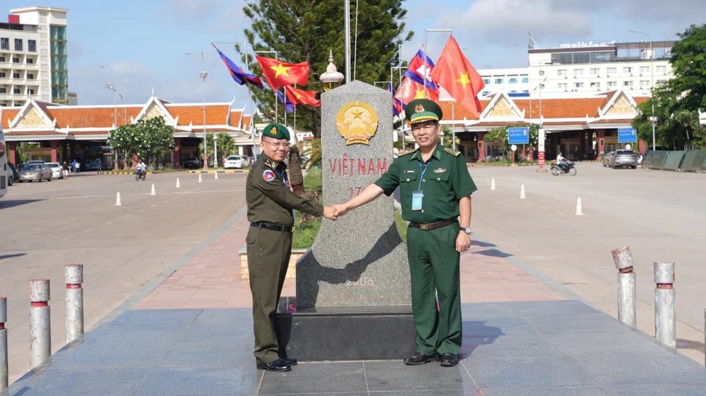 Échange entre des jeunes officiers de Tay Ninh (Vietnam) et du Cambodge