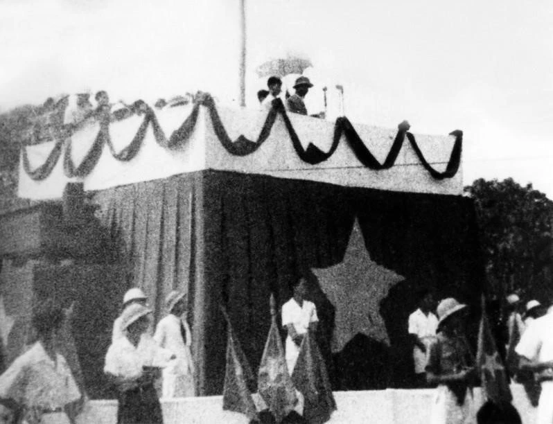 Le 2 septembre 1945, sur la place Ba Dinh à Hanoï, le Président Hô Chi Minh lut la Déclaration d'indépendance proclamant à tous ses compatriotes et au monde la naissance de la République démocratique du Vietnam. Photo d'archive : VNA