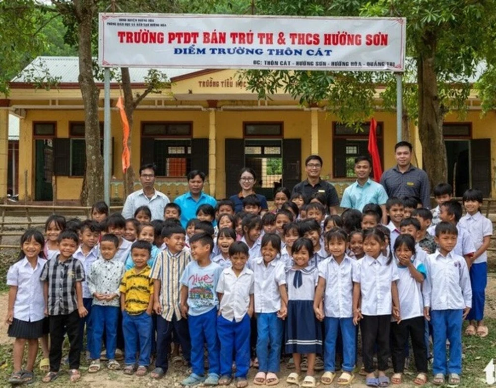 Élèves et professeurs de l’antenne du collège-internat des minorités ethniques de Huong Son dans le village de Cat. Photo : TT/CVN