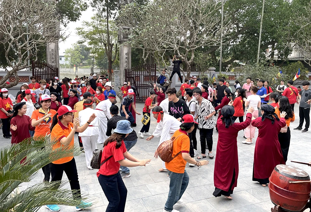 Participer au chant "Xoan" avec des artisans est l'une des expériences intéressantes des touristes en venant à la Terre des rois fondateurs Hung. Photo : baophutho.vn