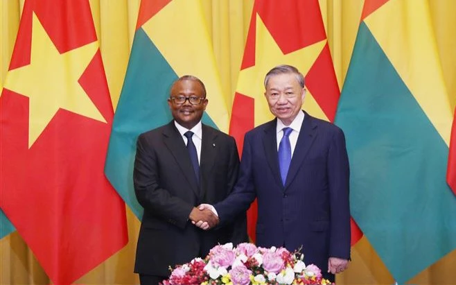 Le secrétaire général et président To Lam (droite) s'entretient avec le président bissau-guinéen, Umaro Sissoco Embaló, en visite au Vietnam. Photo : VNA