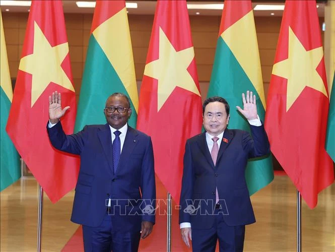 Le président de l'Assemblée nationale du Vietnam Tran Thanh Man (droite) rencontre le président de Guinée-Bissau, Umaro Sissoco Embaló. Photo : VNA