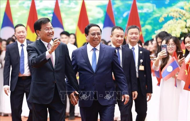 Le Premier ministre Pham Minh Chinh et le secrétaire général du Parti populaire révolutionnaire du Laos et président du Laos, Thongloun Sisoulith, en visite d’État au Vietnam. Photo : VNA