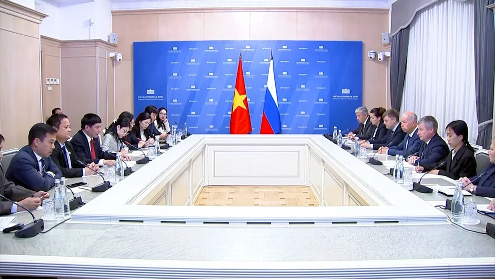 Le secrétaire général et président du Bureau de l'Assemblée nationale du Vietnam Bui Van Cuong a travaillé avec le chef du Bureau de la Douma d'État de l’Assemblée fédérale de Russie, Diveikin. Photo : daibieunhandan.vn