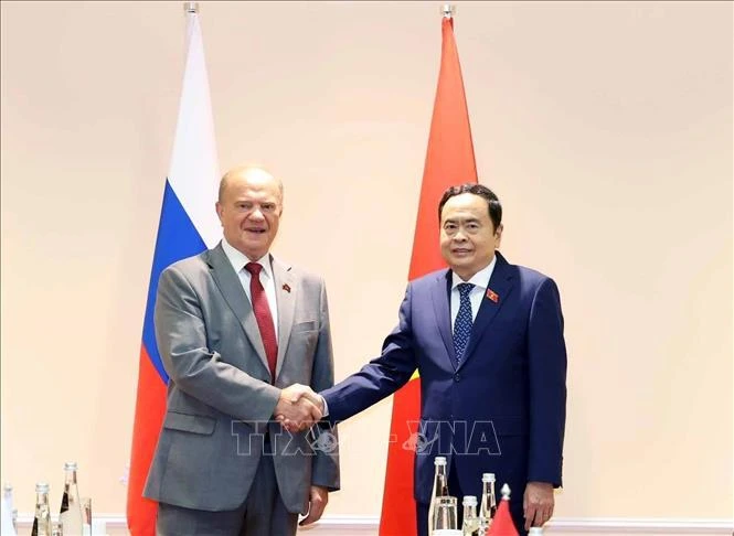 Le président de l'Assemblée nationale du Vietnam Tran Thanh Man (droite) a reçu le président du Parti communiste de Russie, Gennady Ziouganov. Photo : VNA