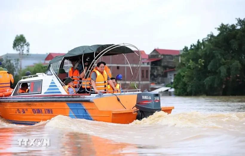 Le Premier ministre Pham Minh Chinh a inspecté la situation de la montée des eaux de la rivière Cau, commune de Van Tien, ville de Viet Yen, province de Bac Giang. Photo : VNA