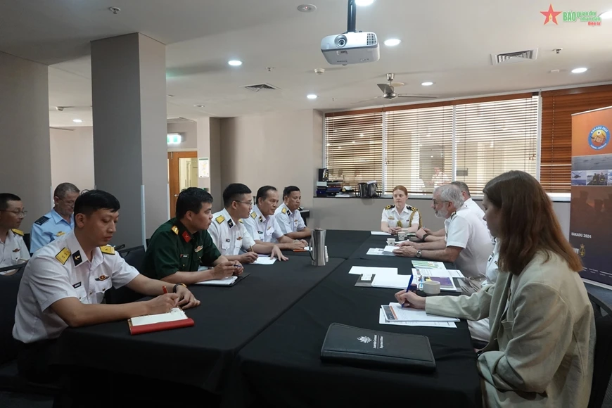 Le contre-amiral Christopher Smith, commandant de la flotte de la Marine royale australienne, a reçu le contre-amiral Nguyen Viet Khanh, chef d'état-major adjoint de la Marine populaire du Vietnam. Photo : qdnd.vn