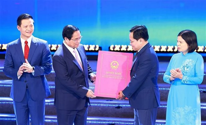 Le Premier ministre Pham Minh Chinh a remis la décision approuvant la Planification de la province de Bac Ninh pour la période 2021-2023, avec une vision jusqu'en 2050. Photo : VNA