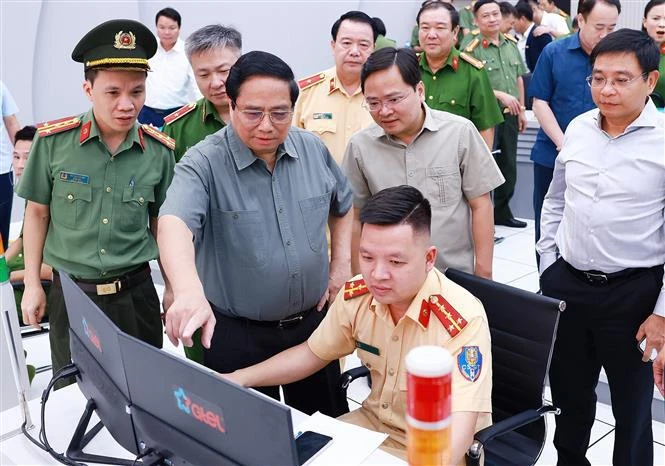 Le Premier ministre Pham Minh Chinh se rend au Centre d'information du commandement de la Police provinciale de Bac Ninh. Photo : VNA