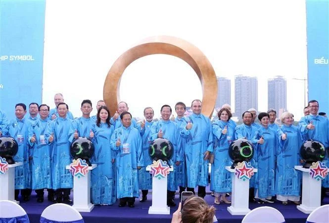 Des dirigeants de Ho Chi Minh-Ville et d'une quarantaine de localités étrangères posent pour une photo devant le symbole de l'amitié internationale de la ville. Photo : VNA