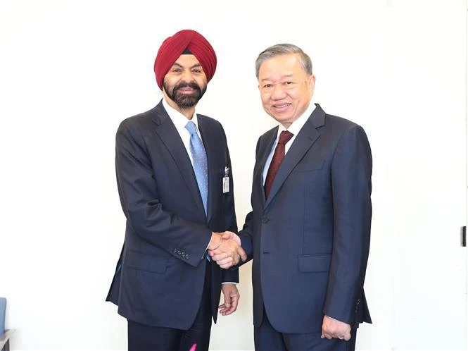 Le secrétaire général du Parti et président vietnamien To Lam (droite) et président de la Banque mondiale Ajay Banga. Photo : VNA