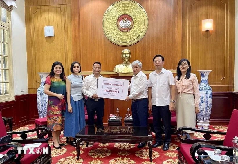 Le 27 septembre, au siège du Comité central du Front de la Patrie à Hanoï, Tang Tuan Tu ( gauche), président de l'Association vietnamienne au Royaume-Uni a remis 100 millions de dongs pour soutenir la population sinistrée. Photo : VNA