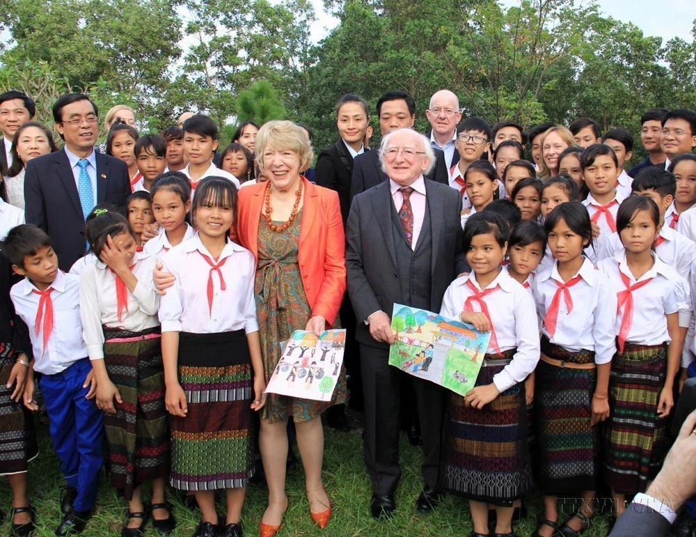 Le président d'Irlande Michael Daniel Higgins et son épouse et les étudiants du Children's First Village dans le cadre du projet « Restaurer l'environnement et surmonter les conséquences de la guerre » - RENEW, en 2016 à Quang Tri. Photo: VNA