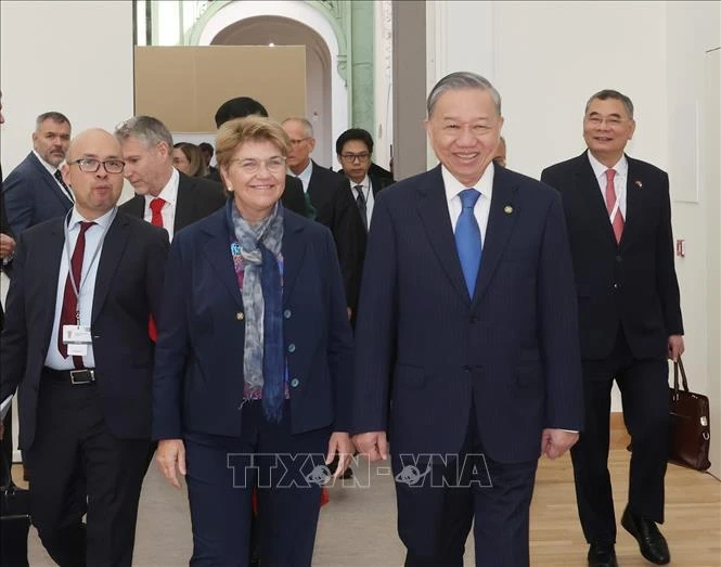 Le secrétaire général du Parti et président vietnamien To Lam (droite) et la présidente de la Confédération et cheffe du Département fédéral de la défense, de la protection de la population et des sports de Suisse, Viola Amherd. Photo : VNA