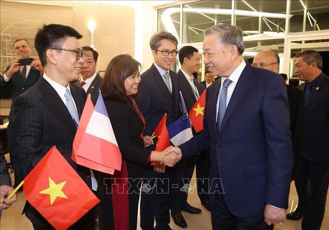 Des Vietnamiens ont accueilli le secrétaire général et président To Lam à l'aéroport d'Orly à Paris, en France. Photo : VNA