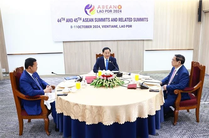 Les Premiers ministres du Vietnam, du Cambodge et du Laos prennent ensemble un petit-déjeuner de travail. Photo : VNA