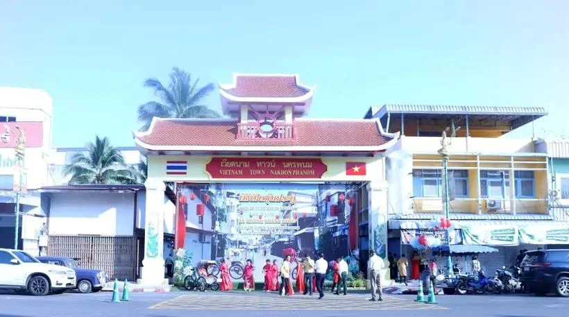 Porte de la rue culturelle Thaïlande-Vietnam à Nakhon Phanom. Photo : VNA