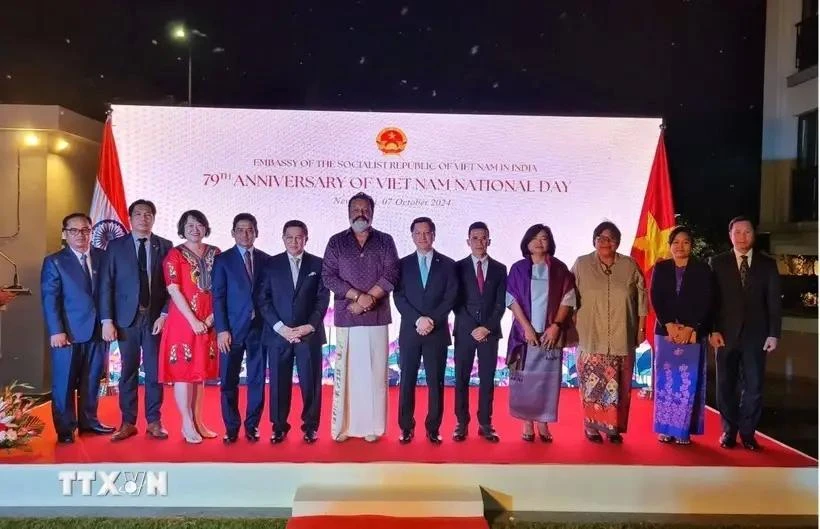 Des responsables vietnamiens et indiens prennent la photo lors de la célébration du 79e anniversaire de la Fête nationale du Vietnam. Photo d'illustration : VNA