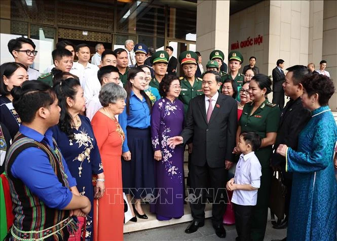 Le président de l'Assemblée nationale Tran Thanh Man rencontre les lauréats du prix Vu A Dinh. Photo : VNA