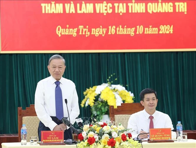 Le secrétaire général du Parti et président To Lam travaille avec la Permanence du Comité provincial du Parti de Quang Tri. Photo : VNA