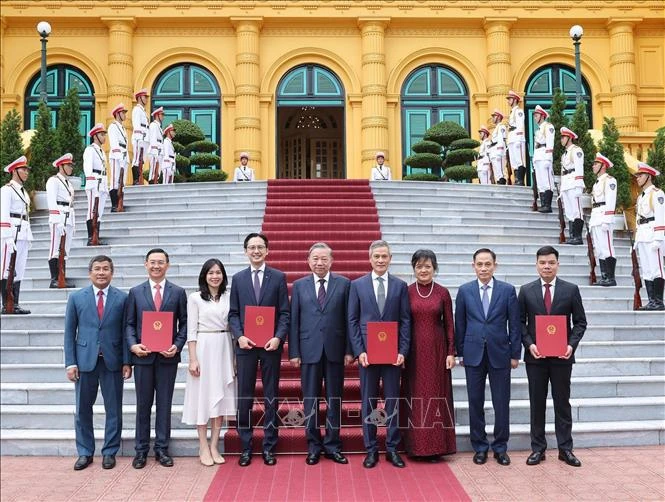 Le secrétaire général du Parti et président To Lam et les nouveaux ambassadeurs prennent la photo. Photo : VNA