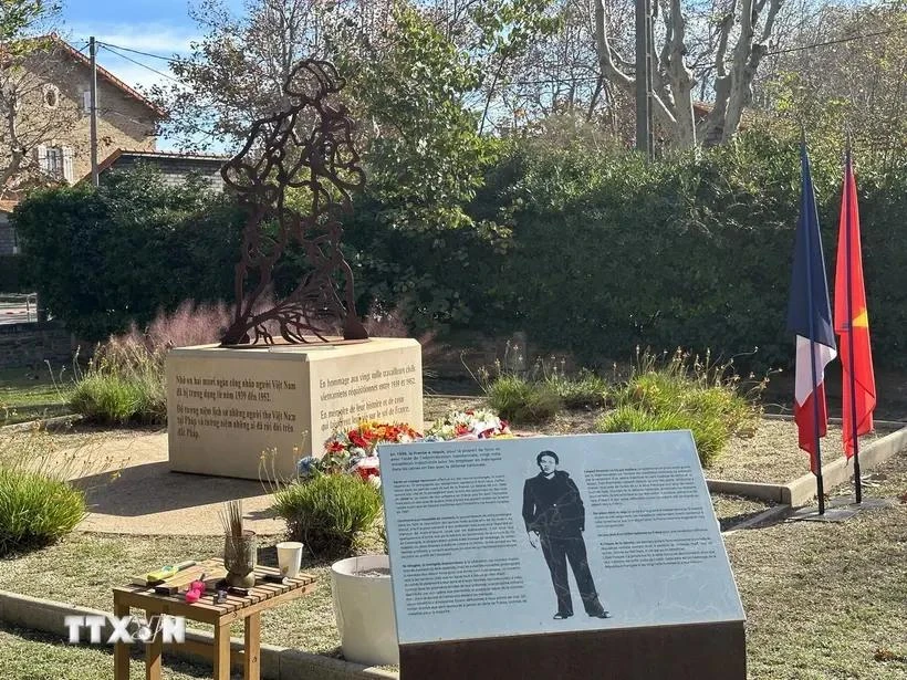 La statue de fer représentant un soldat-ouvrier honoré en deux langues : vietnamien et français. Photo : VNA