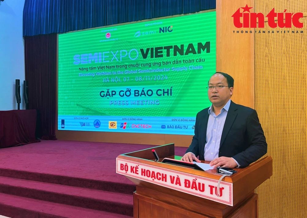 Le directeur du NIC, Vu Quoc Huy, a informé de la première exposition internationale des semi-conducteurs, lors de la conférence de presse. Photo : VNA