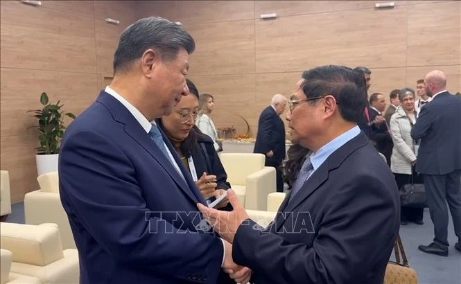 Le Premier ministre Pham Minh Chinh (droite) et le secrétaire général du Comité central du Parti communiste et président chinois Xi Jinping. Photo : VNA