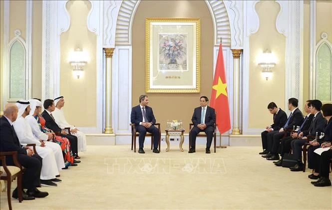 Le Premier ministre Pham Minh Chinh reçoit des dirigeants de grandes groupes des Émirats arabes unis. Photo : VNA