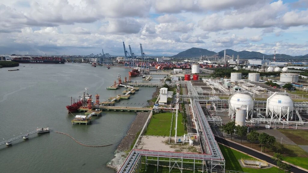 Le terminal de stockage et de port de gaz naturel liquéfié (GNL) de Thi Vai (chef-lieu de Phu My) qui vient de commencer à fonctionner est considéré comme un moteur de développement économique pour la province de Bà Ria-Vung Tàu. Photo : VNA/CVN