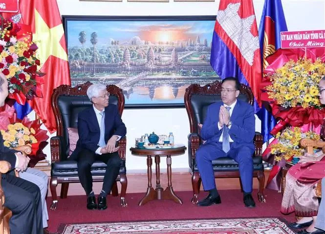 Vo Van Hoan (gauche), vice-président du Comité populaire de Ho Chi Minh-Ville félicite Chan Sorykan, consulat général du Cambodge à Ho Chi Minh-Ville à l'occasion du 71e anniversaire de la Fête nationale du Cambodge. Photo: VNA