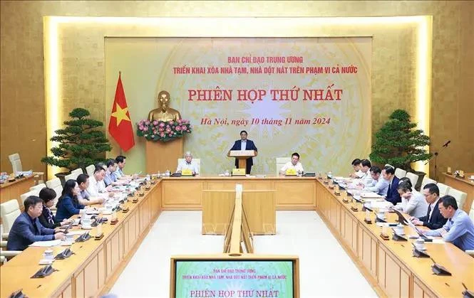 Le Premier ministre Pham Minh Chinh, chef du Comité directeur national chargé de la suppression des maisons temporaires et délabrées dans tout le pays, a présidé sa première réunion. Photo : VNA