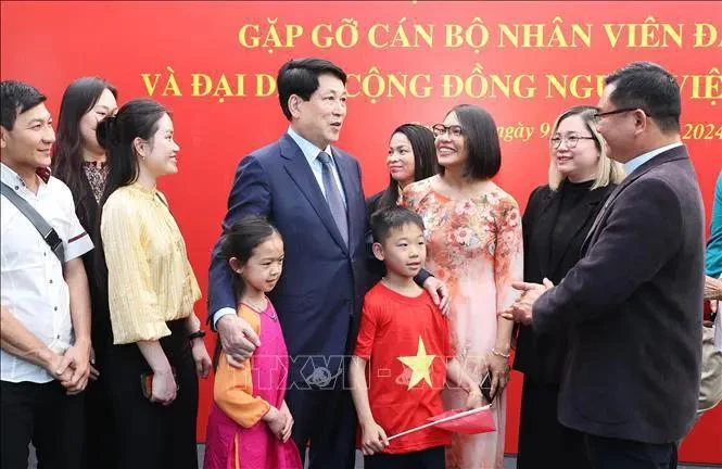 Le président Luong Cuong rencontre la communauté vietnamienne au Chili. Photo : VNA