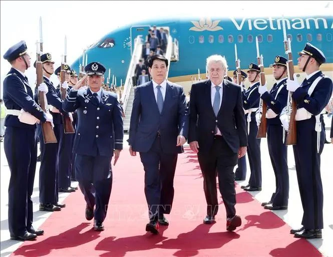 La cérémonie d'accueil du président Luong Cuong à l'aéroport national Arturo M. Benitez dans la capitale Santiago. Photo : VNA