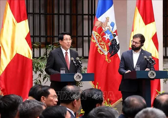 Le président Luong Cuong et son homologue chilien Gabriel Boric rencontrent la presse. Photo : VNA