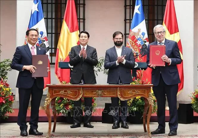 Le président Luong Cuong et son homologue chilien Gabriel Boric Font ont assisté à la cérémonie de signature de la Déclaration commune Vietnam-Chili entre les deux ministres des Affaires étrangères. Photo : VNA