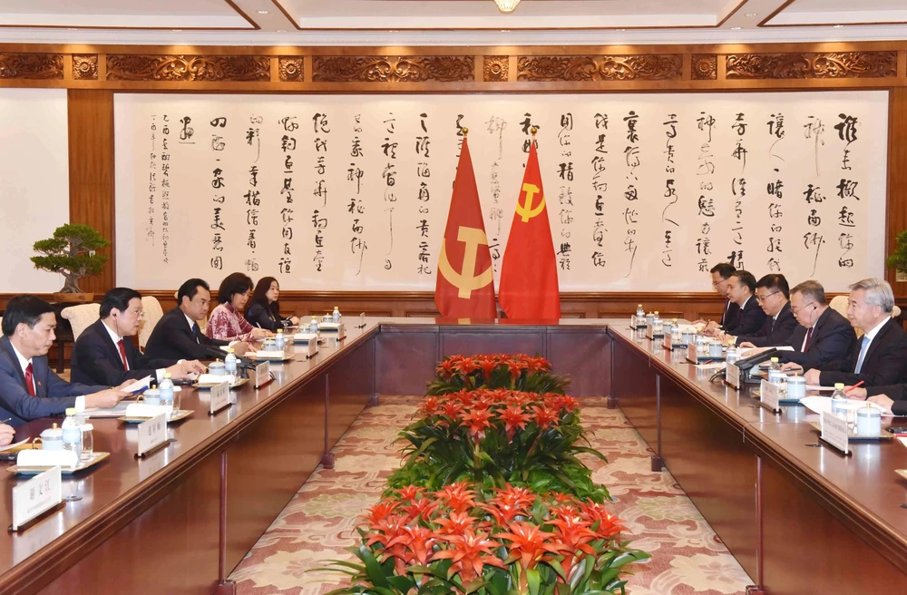 La séance de travail entre Phan Dinh Trac et le dirigeant chinois Li Xi. Photo : VNA